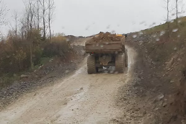 Vrachtwagen op een modderweg